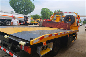 华宁附近拖车电话号码服务